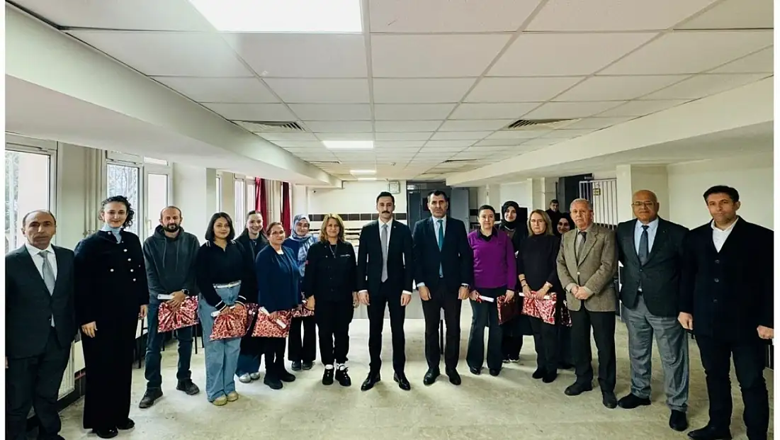 BEYDAĞ’DA PİDE YAPIMI KURSUNU TAMAMLAYAN KURSİYERLER SERTİFİKALARINI ALDI