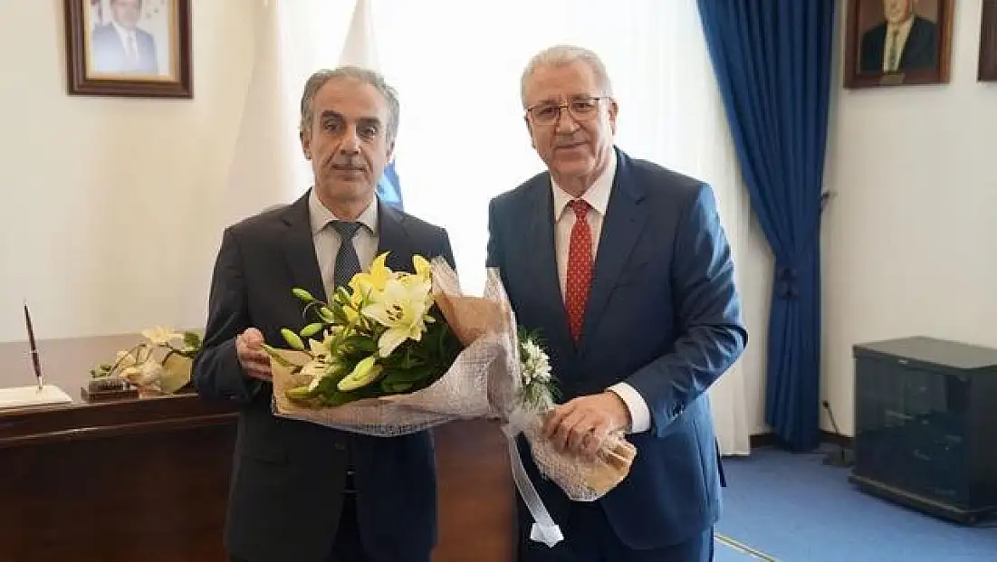 EGE ÜNİVERSİTESİ’NDE REKTÖRLÜK DEVİR TESLİMİ: KİRAZ DOĞUMLU PROF. DR. MUSA ALCI GÖREVE BAŞLADI