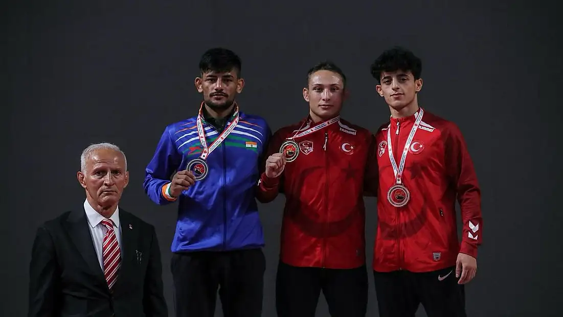 İzmirli Güreşçilerden Uluslararası Arenada Çifte Altın