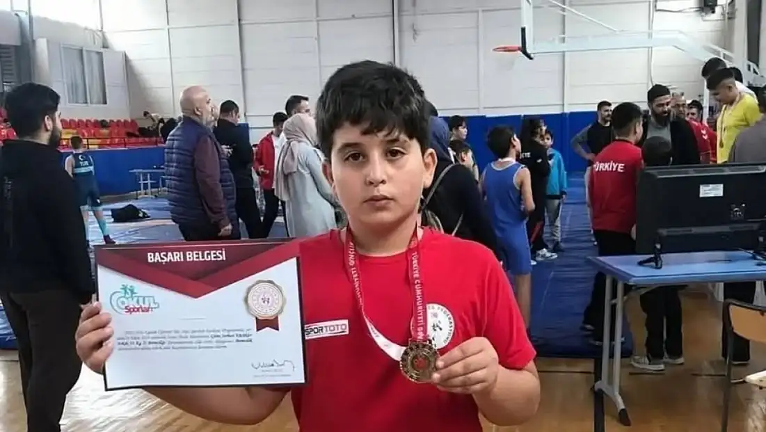 Kiraz Karaburç’un Gururu: Hüseyin Arda Karadede İzmir’de İl Birincisi Oldu