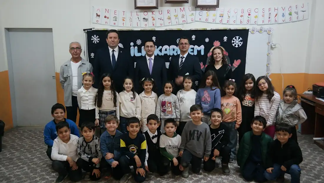 KİRAZ’DA KARNE SEVİNCİ: KAYMAKAM VE MİLLÎ EĞİTİM MÜDÜRÜ ÖĞRENCİLERLE BULUŞTU