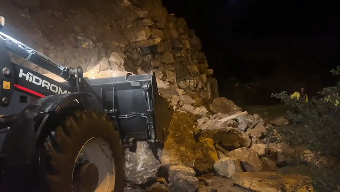 KİRAZ SARIKAYA’DA YOL ÇÖKTÜ, MÜDAHALE GECİKMEDİ