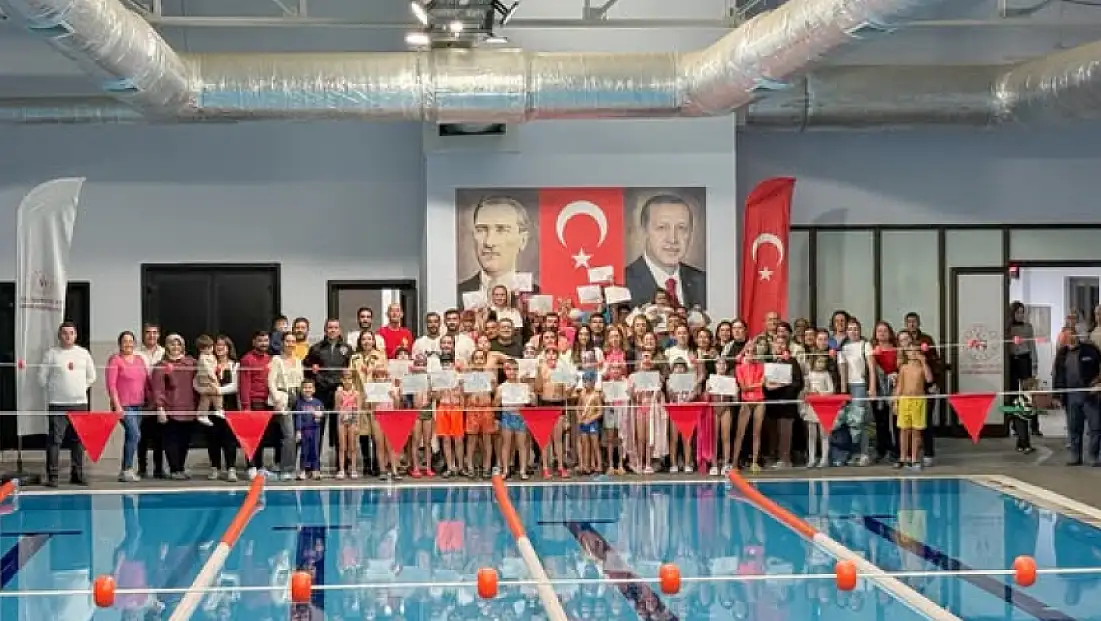 Bayındır’da Yüzme Şenliği Coşkusu: Genç Sporcular Ödüllerini Aldı