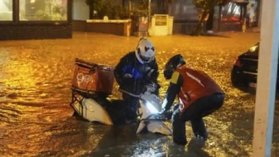 BUCA’DA SEL KABUSU: ARAÇLAR SÜRÜKLENDİ, VATANDAŞLAR CANINI ZOR KURTARDI