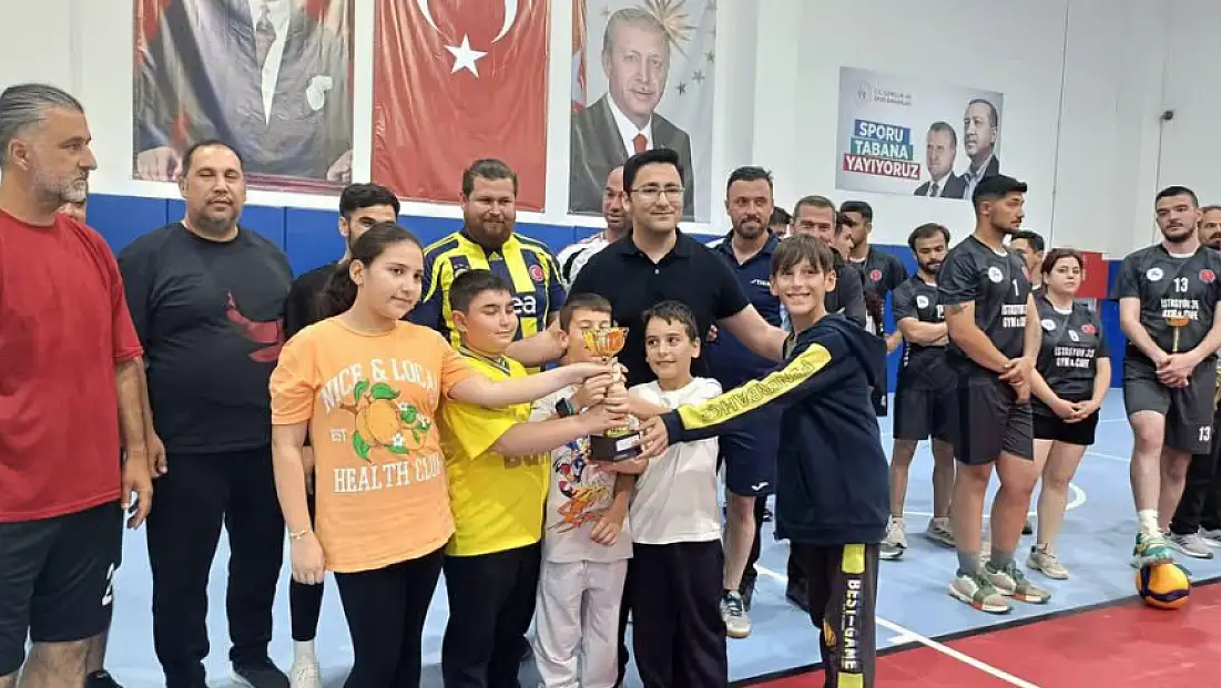 Kiraz’da Kurumlar Arası Voleybol Turnuvası Sona Erdi