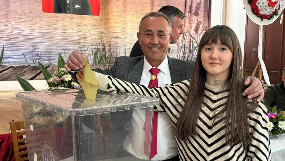 ÖDEMİŞ BERBERLER VE KUAFÖRLER ODASINDA ÖMER SEZGİN GÜVEN TAZELEDİ