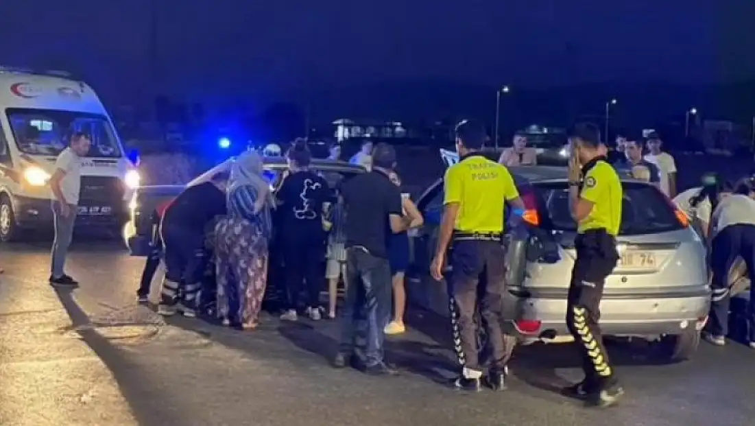 Ödemiş Devlet Hastanesi Önünde Kaza: 2 Yaralı Hastaneye Kaldırıldı