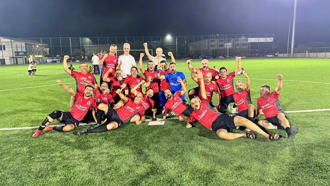 Ödemiş Masterler, Master Cup 2025’te Şampiyonluk Kupasını Kaldırdı