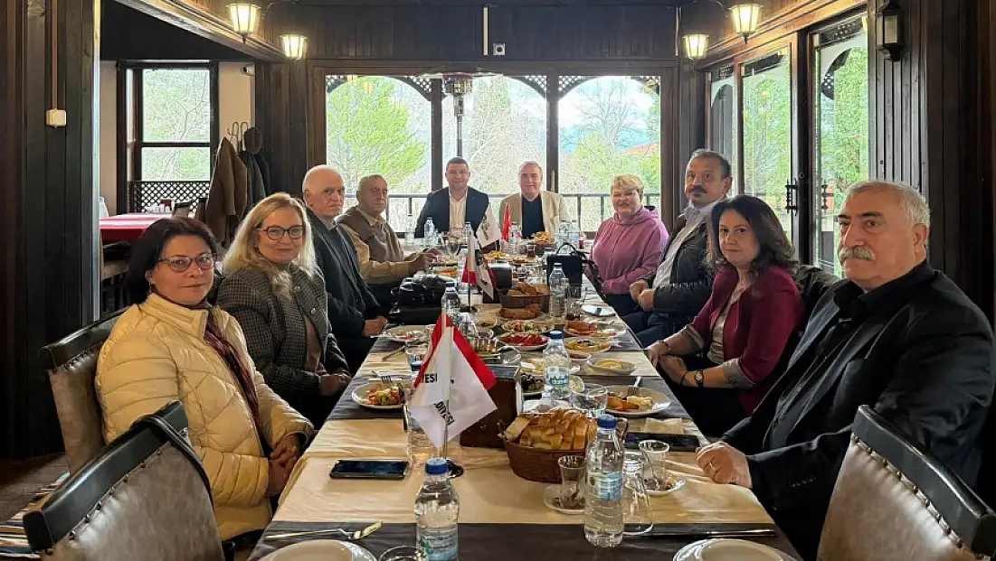 Okuroğlu edebiyatçılarla buluştu