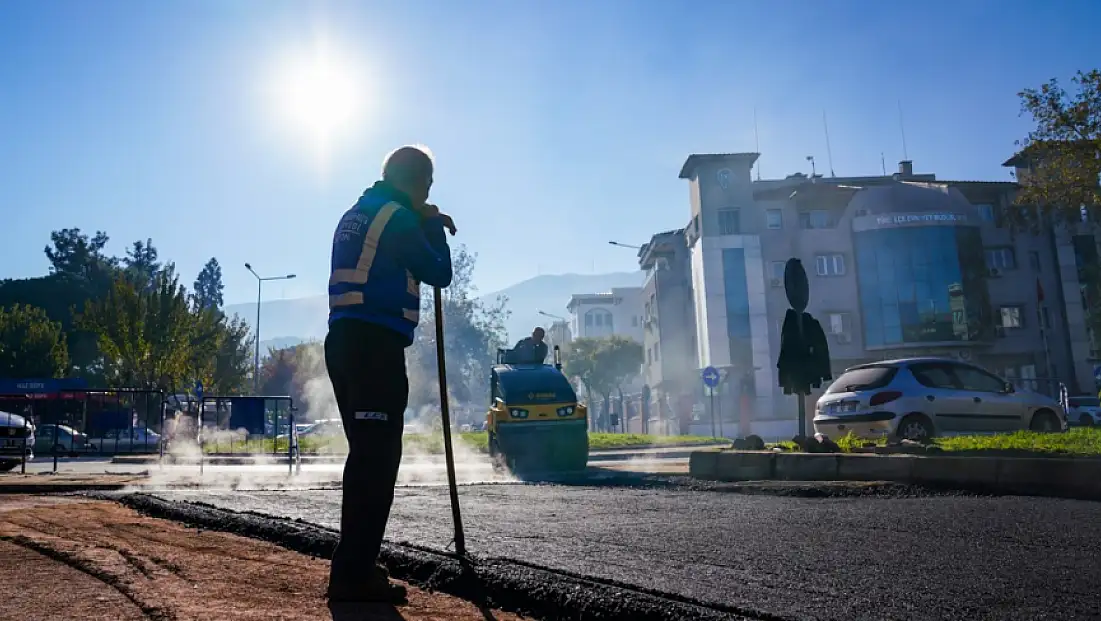 Refet Saygılı Caddesi’nde Sıcak Asfalt Çalışması Başladı