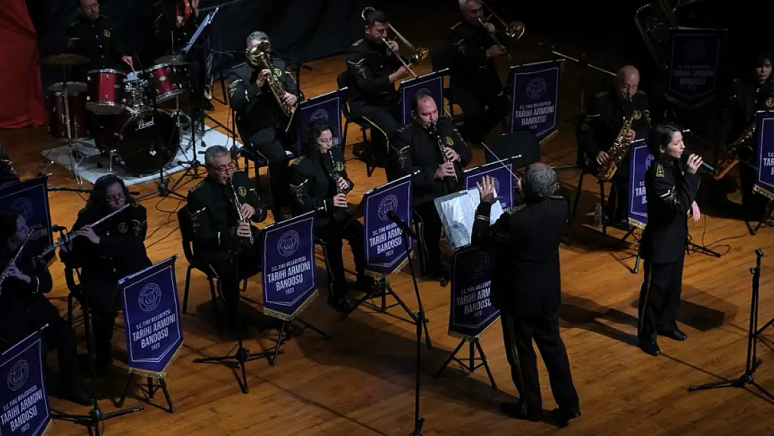 TİRE BELEDİYESİ TARİHİ ARMONİ BANDOSU YIL SONU KONSERİ VERDİ