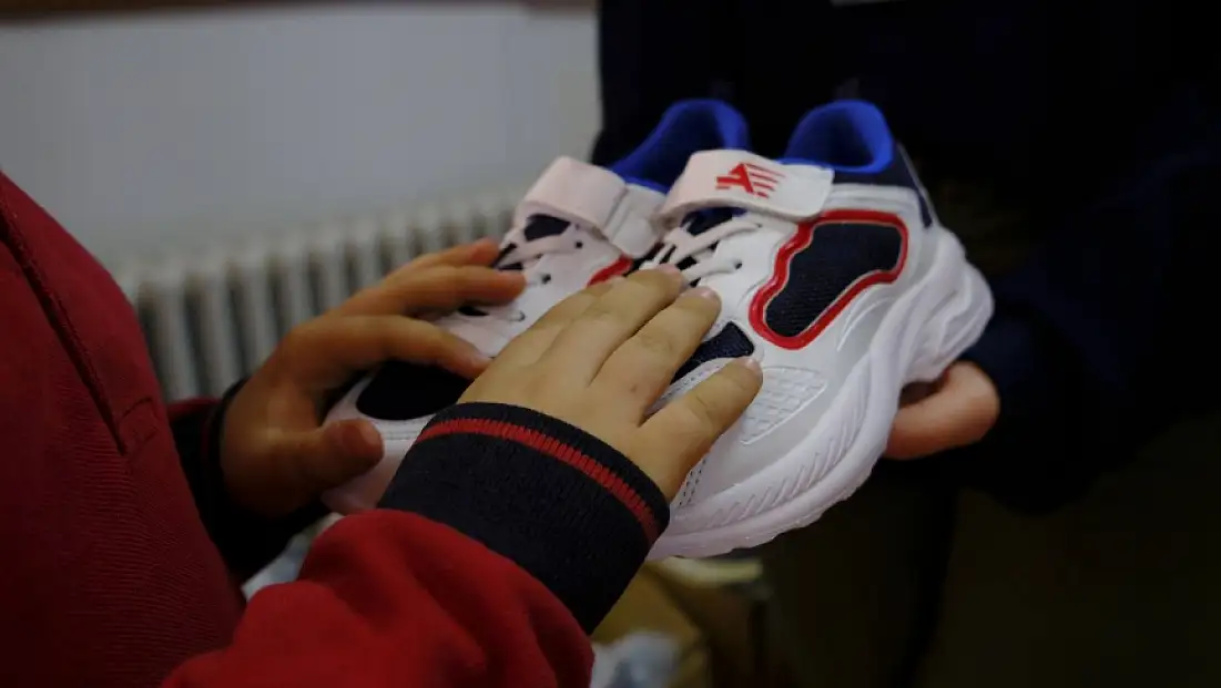 TİRE'DE ÖĞRENCİLERE KARNE HEDİYESİ: AYAKKABI SEVİNCİ