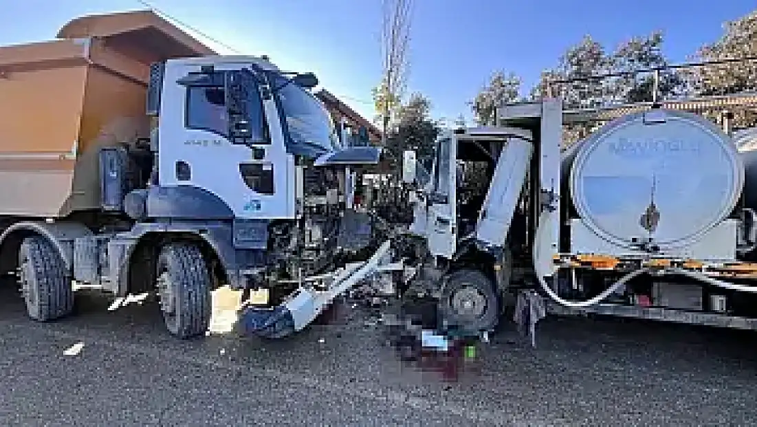 ÖDEMİŞ’TE KAMYON VE KAMYONET ÇARPIŞTI: 1 YARALI