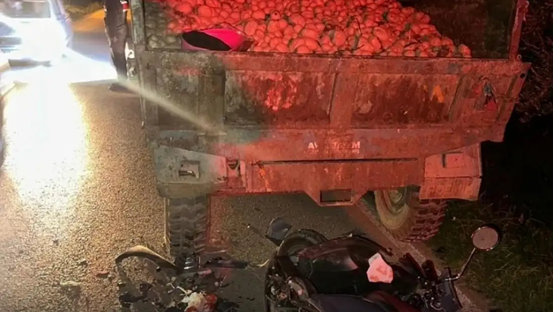 ÖDEMİŞ’TE TRAKTÖR RÖMORKUNA ÇARPAN MOTOSİKLET SÜRÜCÜSÜ AĞIR YARALANDI