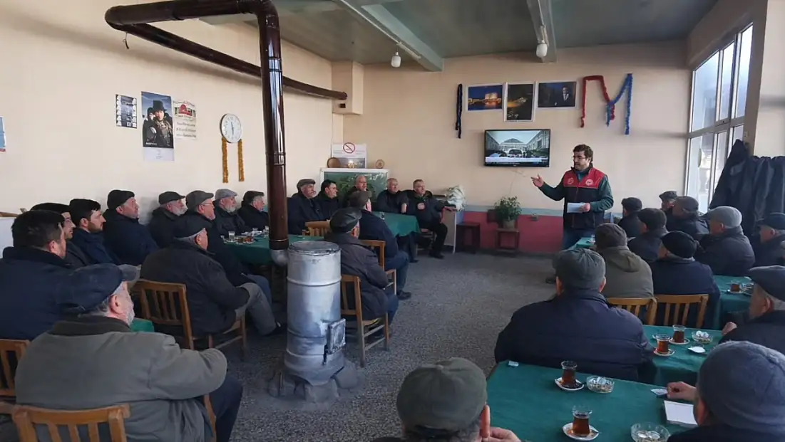 ÖDEMİŞ’TE ÜRETİCİLERE SAHADA BİLGİLENDİRME ÇALIŞMASI