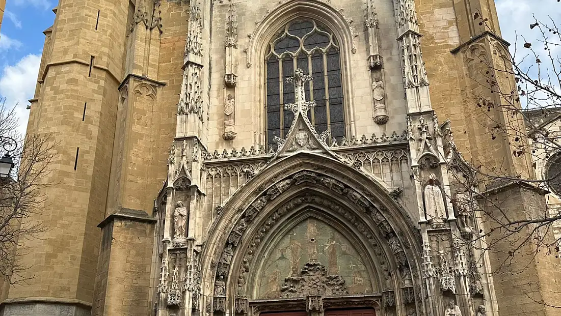 TAŞTA YAZILI ZAMAN:AİX-EN-PROVENCE'TA SAİND- SAUVEUR KATEDRALİ