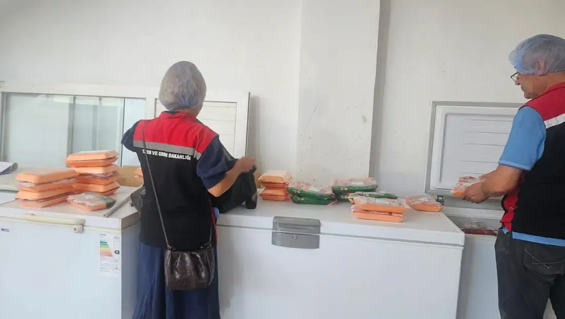 Tire’de Son Tüketim Tarihi Geçmiş 120 Kilogram Tavuk Ürünü İmha Edildi