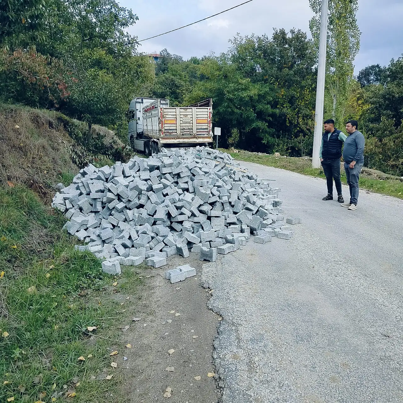 KİRAZ AKPINAR'DA VATANDAŞLAR YOLUNU KENDİLERİ DÖŞÜYOR: 'HAYVANIMIZI SATTIK, TAŞ ALDIK'