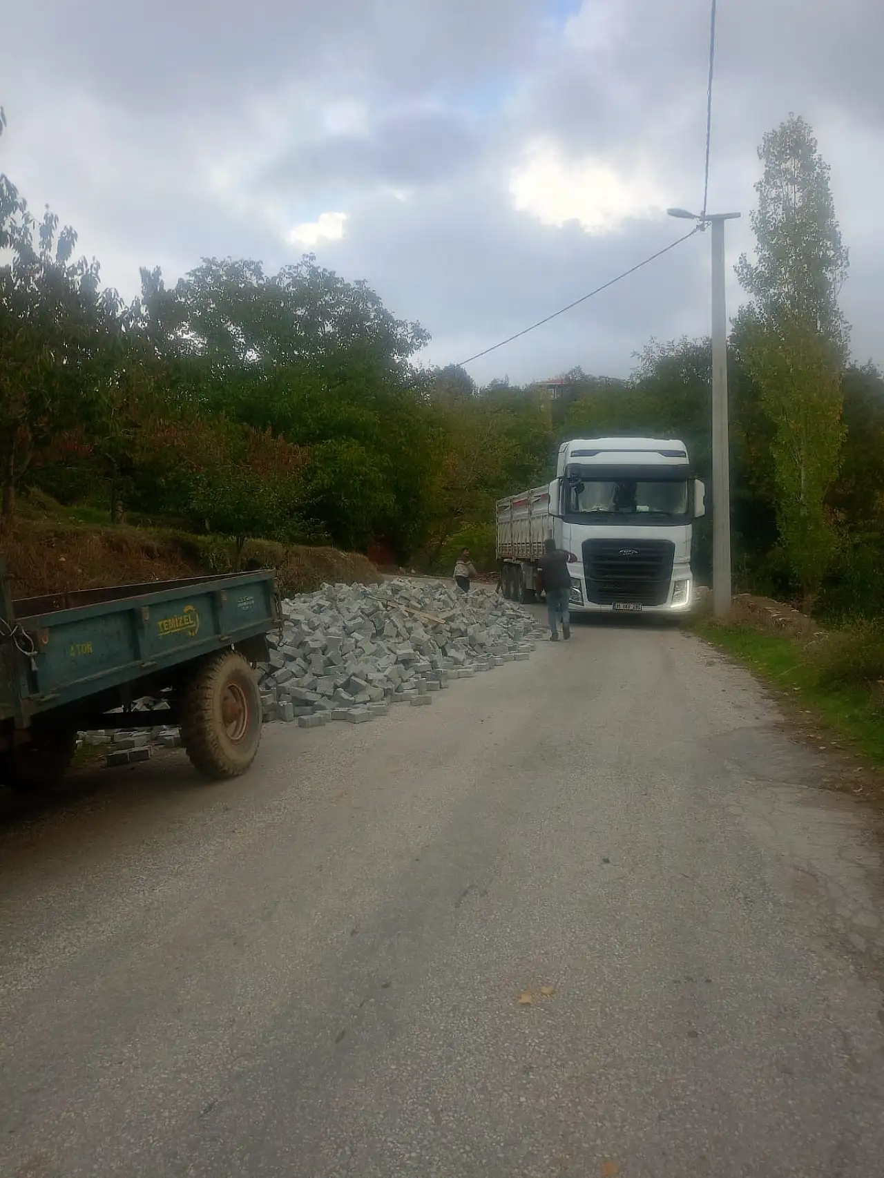 KİRAZ AKPINAR'DA VATANDAŞLAR YOLUNU KENDİLERİ DÖŞÜYOR: 'HAYVANIMIZI SATTIK, TAŞ ALDIK'