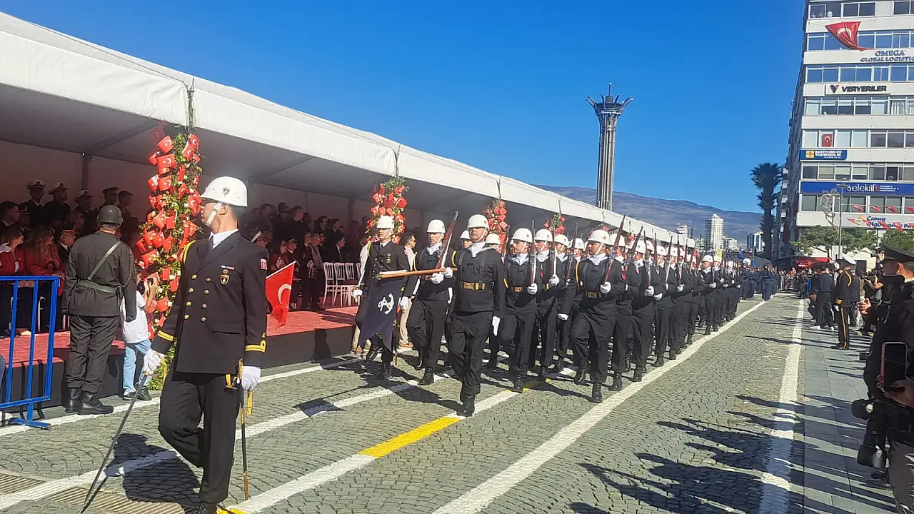 İzmir'de 29 Ekim Cumhuriyet Bayramı Coşkuyla Kutlandı