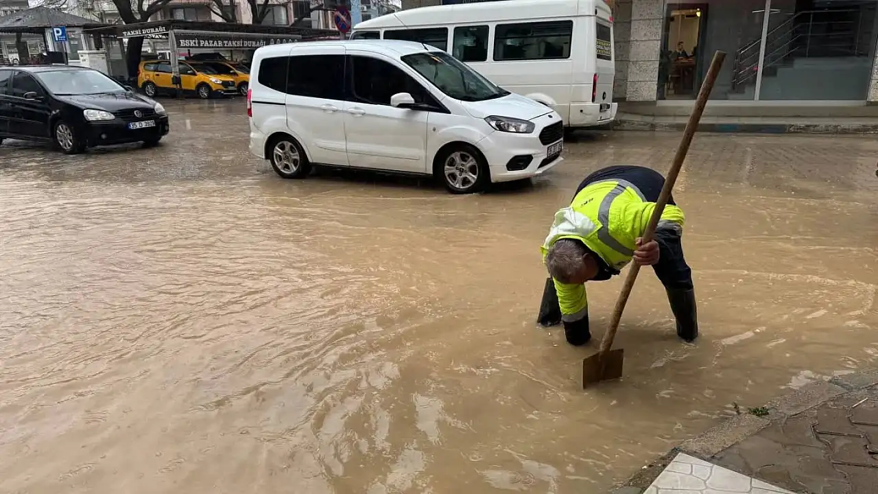 Kiraz'da yağış seferberliği: Belediye ekipleri aralıksız çalışıyor