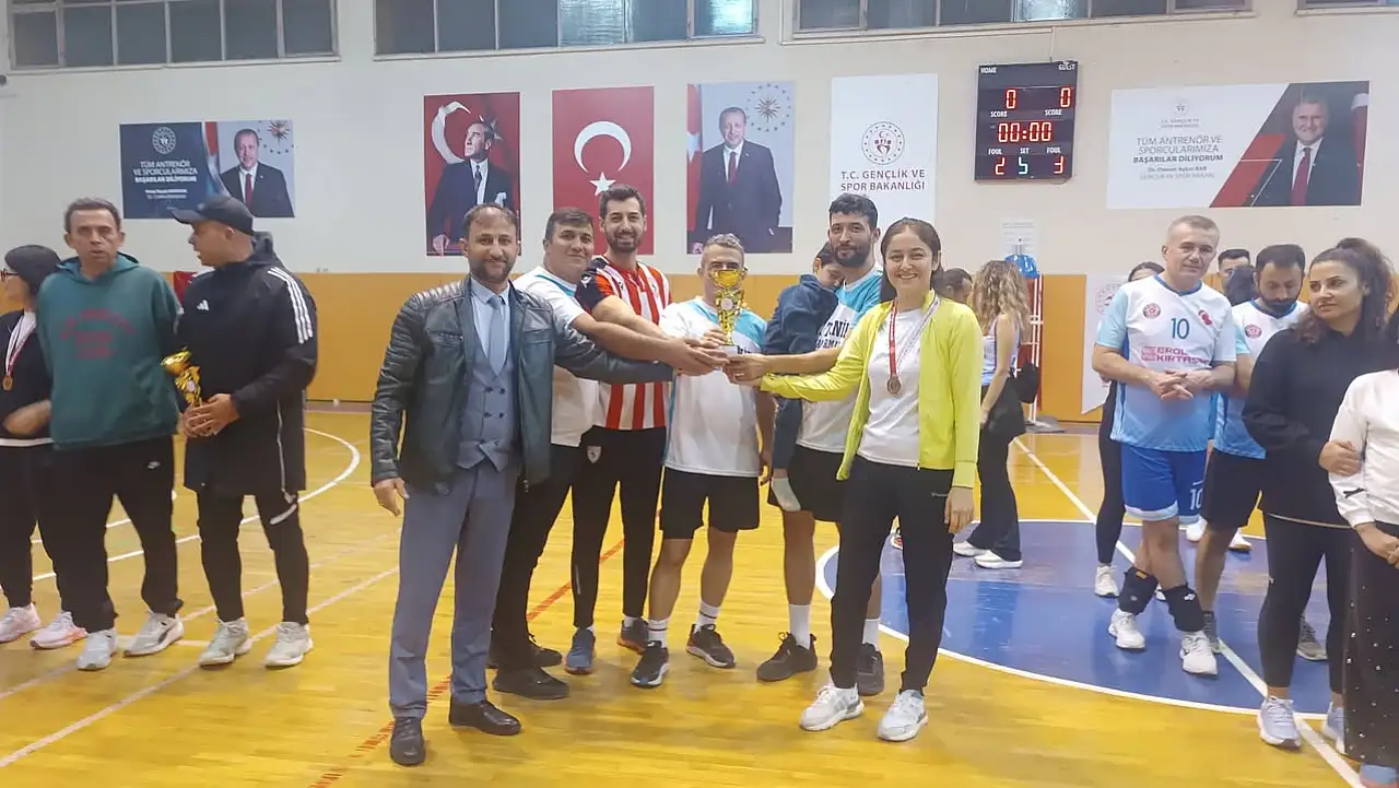 ÖDEMİŞ'TE KURUMLAR ARASI VOLEYBOL ŞENLİĞİ SONA ERDİ