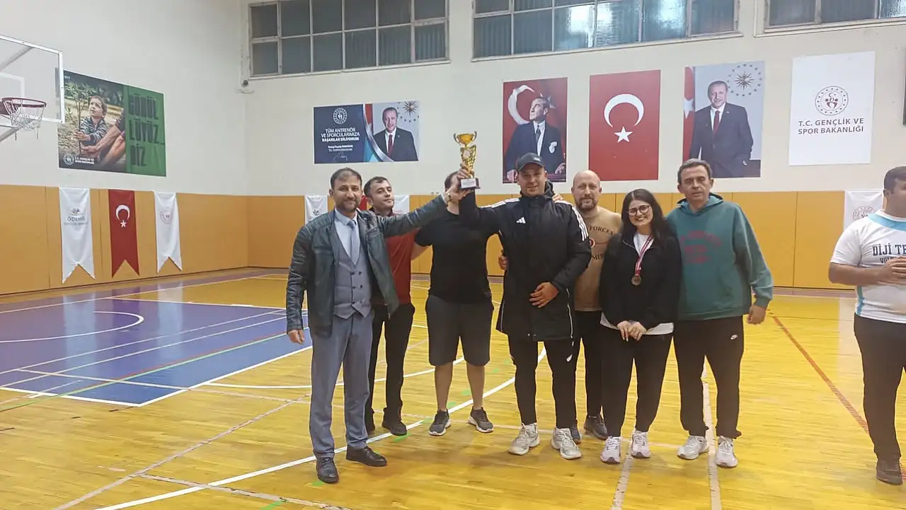 ÖDEMİŞ'TE KURUMLAR ARASI VOLEYBOL ŞENLİĞİ SONA ERDİ