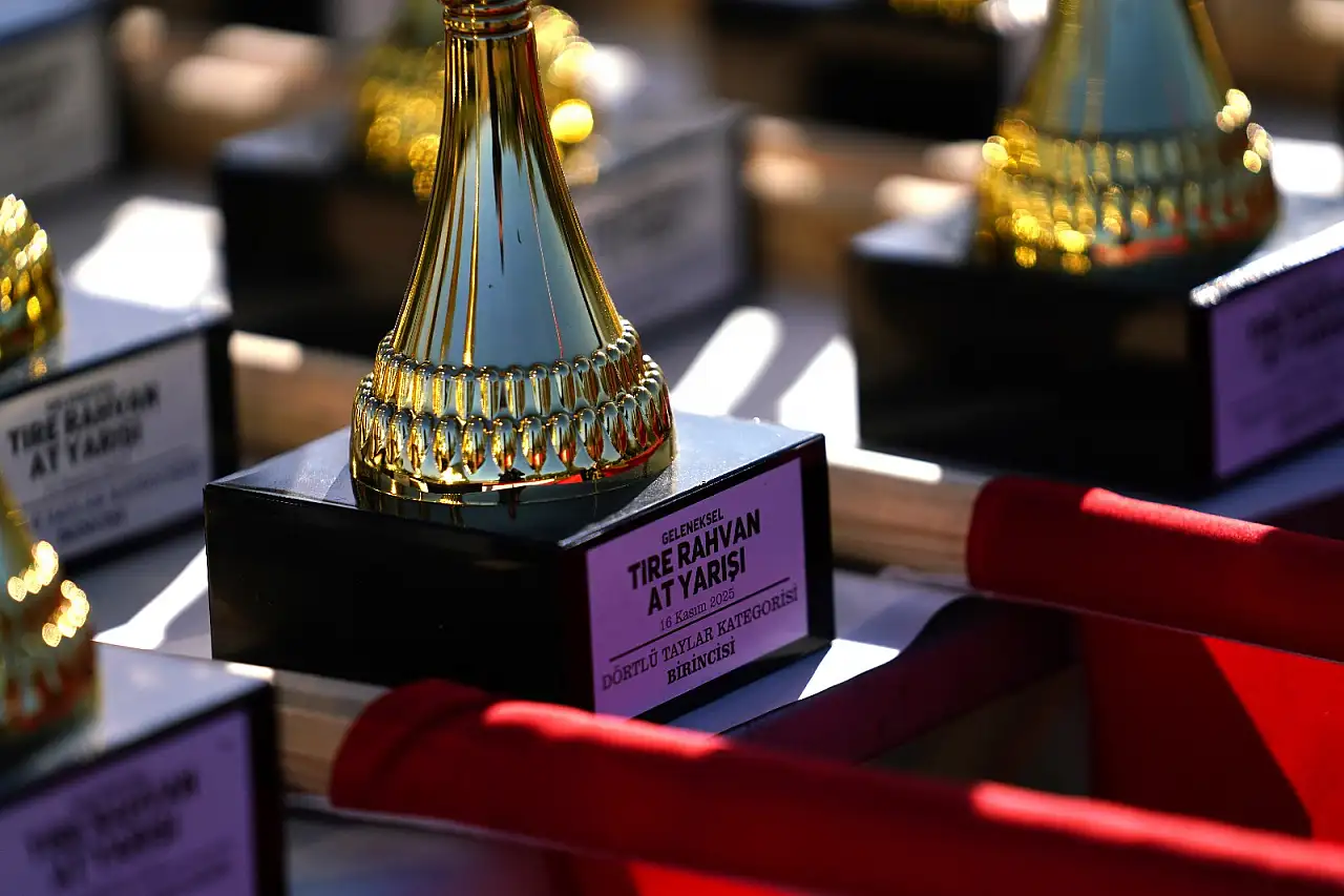 Tire'de Geleneksel Rahvan At Yarışları Nefes Kesti