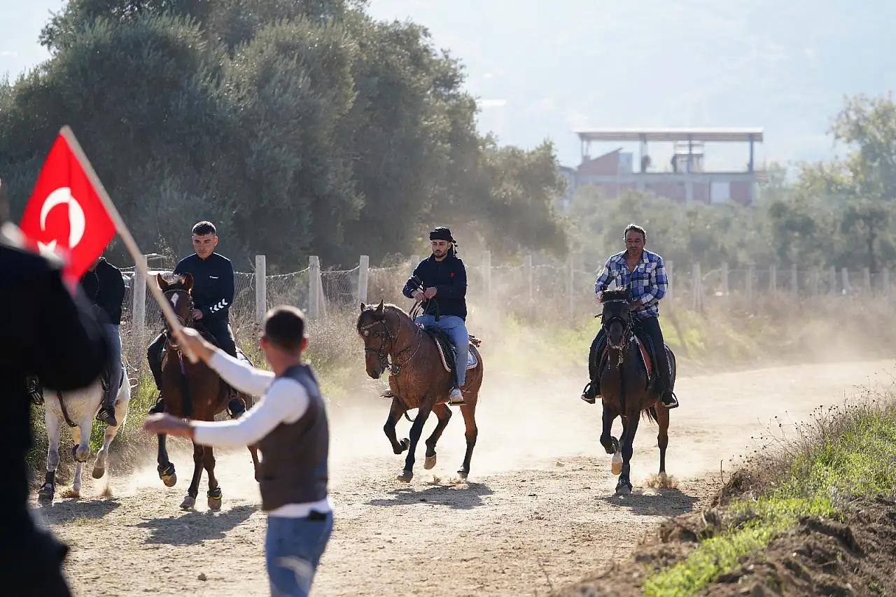 Tire'de Geleneksel Rahvan At Yarışları Nefes Kesti