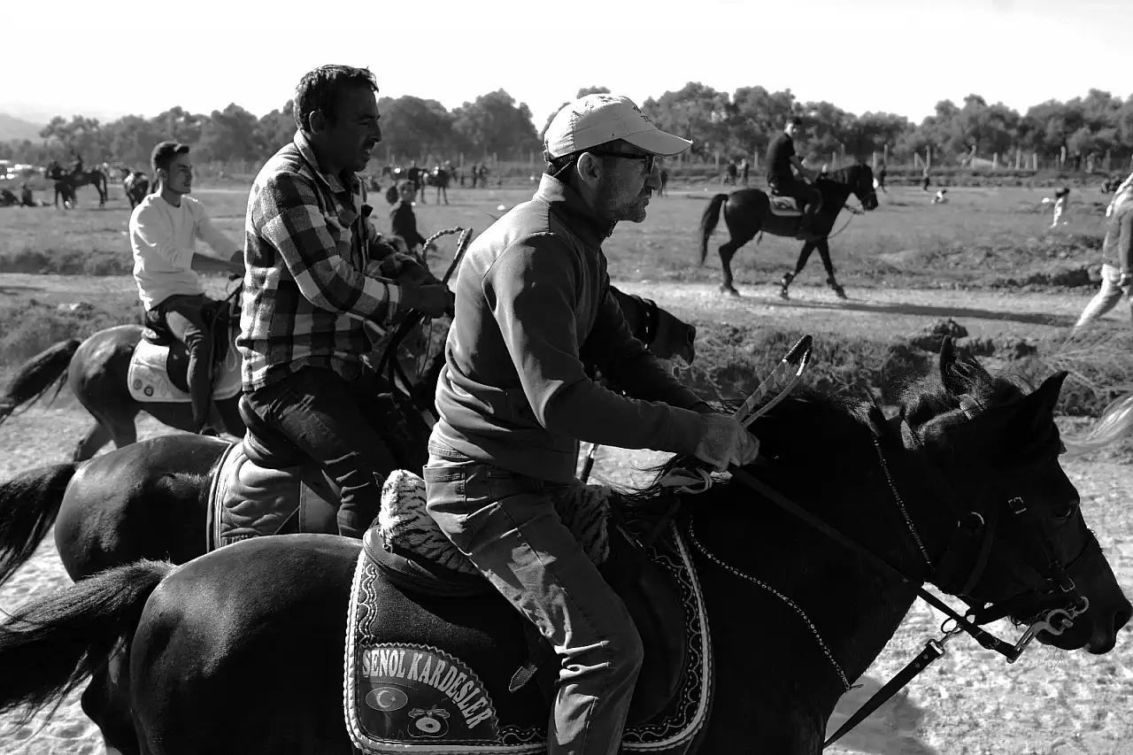 Tire'de Geleneksel Rahvan At Yarışları Nefes Kesti