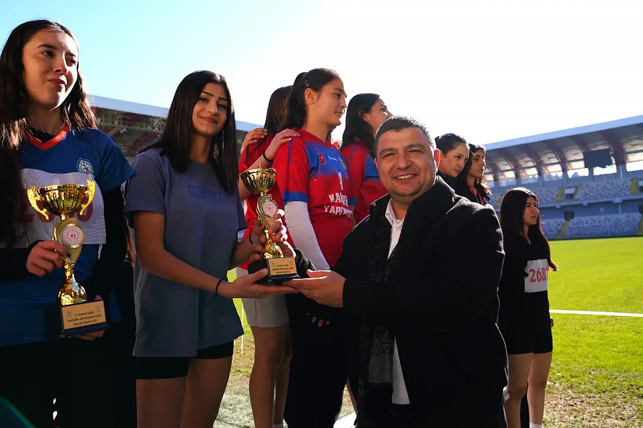 TİRE'DE ATATÜRK KIR KOŞUSUNDA DERECEYE GİRENLER ÖDÜLLENDİRİLDİ