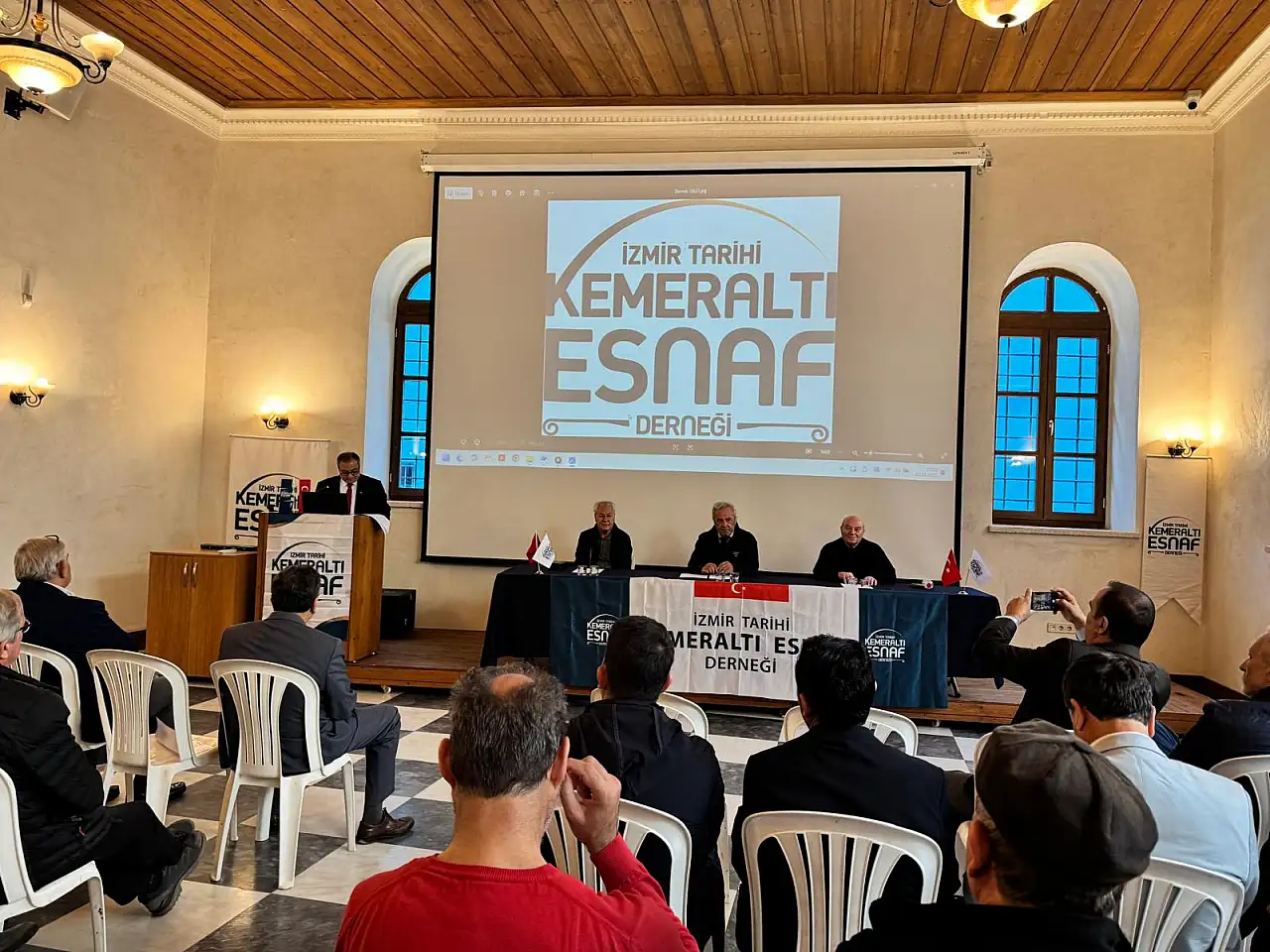 Tarihi Kemeraltı Esnaf Derneği Olağanüstü Genel Kurulu Yapıldı: Yeni Yönetim Güven Tazeledi