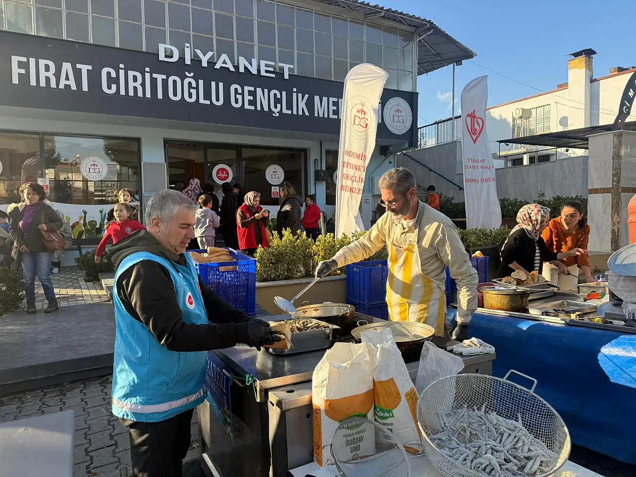 Ödemiş İlçe Müftülüğü'nden Gençlik Buluşması: Balık Ekmek ve Şalgam İkramı