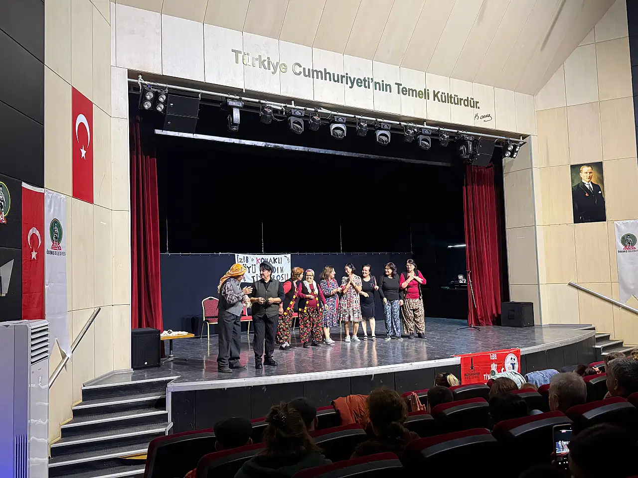 Konaklı Köyü Kadın Tiyatrosu'ndan Alkış Fırtınası: Bir Zamanlar Ödemiş'te Sahnede Hayran Bıraktı