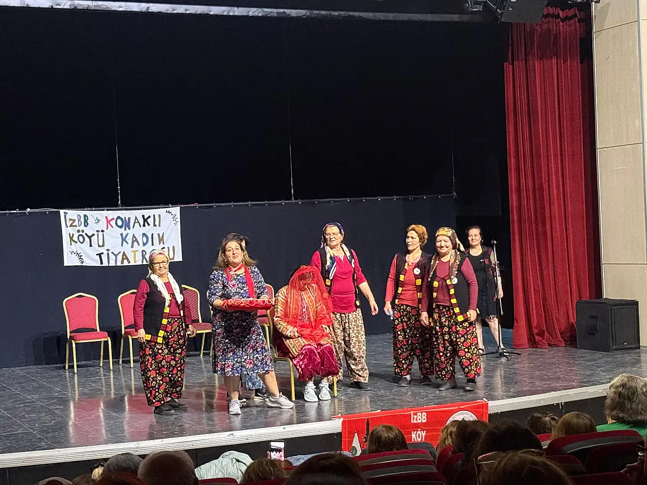 Konaklı Köyü Kadın Tiyatrosu'ndan Alkış Fırtınası: Bir Zamanlar Ödemiş'te Sahnede Hayran Bıraktı