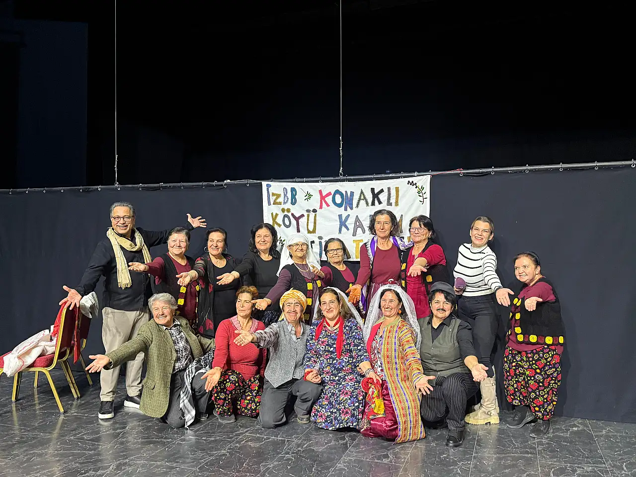 Konaklı Köyü Kadın Tiyatrosu'ndan Alkış Fırtınası: Bir Zamanlar Ödemiş'te Sahnede Hayran Bıraktı