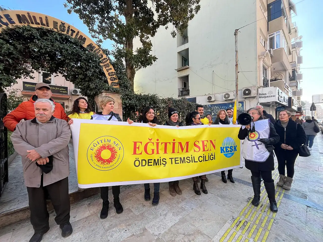 GEÇİNEMİYORUZ İNSANCA YAŞAM İÇİN İŞ BIRAKTIK