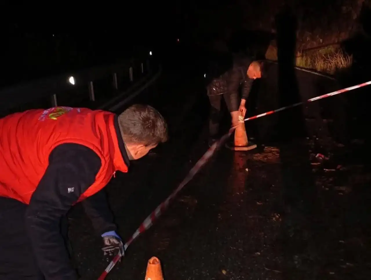 Ödemiş'te Bülbüller yolunda toprak kayması: ulaşım kontrollü şekilde devam ediyor