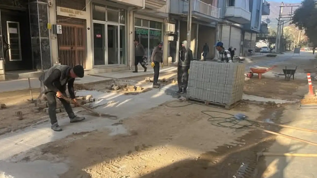 KİRAZ'DA İSTİKLAL MAHALLESİ'NDE TAŞ TAMİRATI SÜRÜYOR