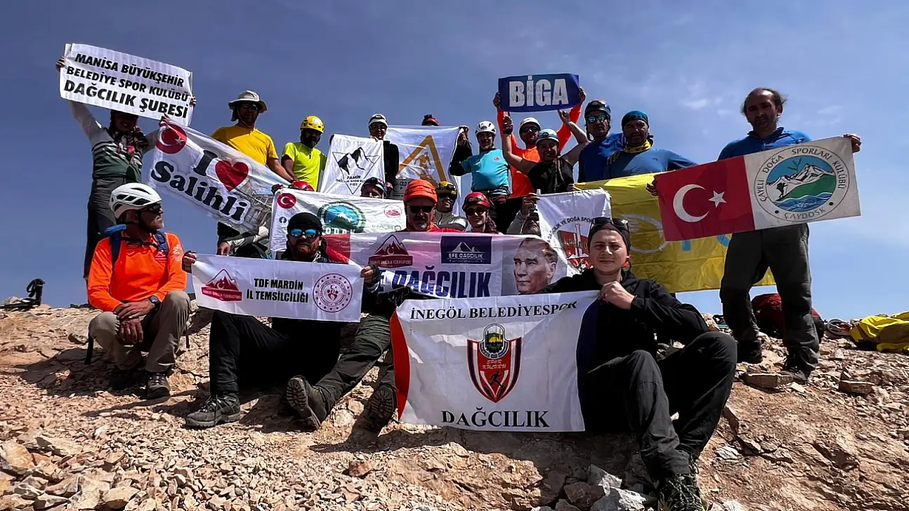 Salim Taşbaş, Cilo Dağları Reşko Zirvesi'ne Zorlu Tırmanışıyla Ulaştı