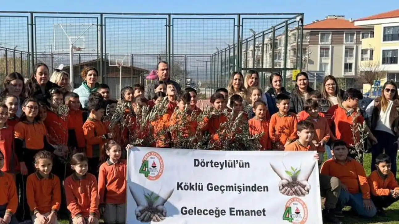 TİRE'DE ÖĞRENCİLER GELECEK İÇİN ZEYTİN FİDANI DİKTİ