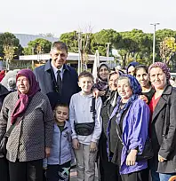 Başkan Tugay, Beydağ'ın Eriklili Kadınlarını İzmir'de Misafir Etti
