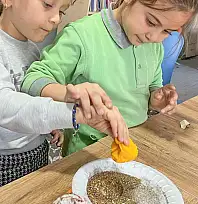 Bayındır'da Minik Ellerle Rengârenk Çiçekler Açtı