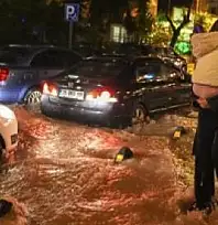 BUCA'DA SEL KABUSU: ARAÇLAR SÜRÜKLENDİ, VATANDAŞLAR CANINI ZOR KURTARDI