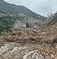 Heyelan yolu kapattı: ekipler, seferber oldu