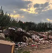 HÜRRİYET MAHALLESİ'NDE YOL ÇÖPLÜĞE DÖNDÜ VATANDAŞLAR TEPKİLİ: 'BELEDİYE MÜDAHALE ETMİYOR'