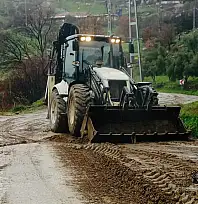 KİRAZ'DA SAĞANAK YOLLARI FELÇ ETTİ: BELEDİYE EKİPLERİ SEFERBER OLDU