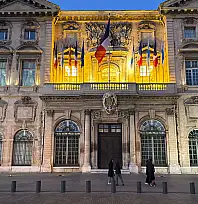 Marsilya Valiliği Akşam Işıkları Altında: Cumhuriyetin Taş Cephesi