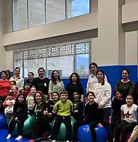 Ödemiş Gençlik Merkezi'nde 'Aile Yılı' kapsamında anneler ve çocuklar için zumba etkinliği