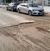 ÖDEMİŞ'TE BOZUK YOL TEPKİ ÇEKTİ: SÜRÜCÜLER ZORLANIYOR